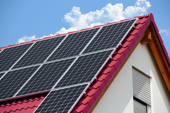 panele słoneczne na dachu